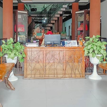Urbanview Hotel Bagoes Sintang By Reddoorz Exterior photo