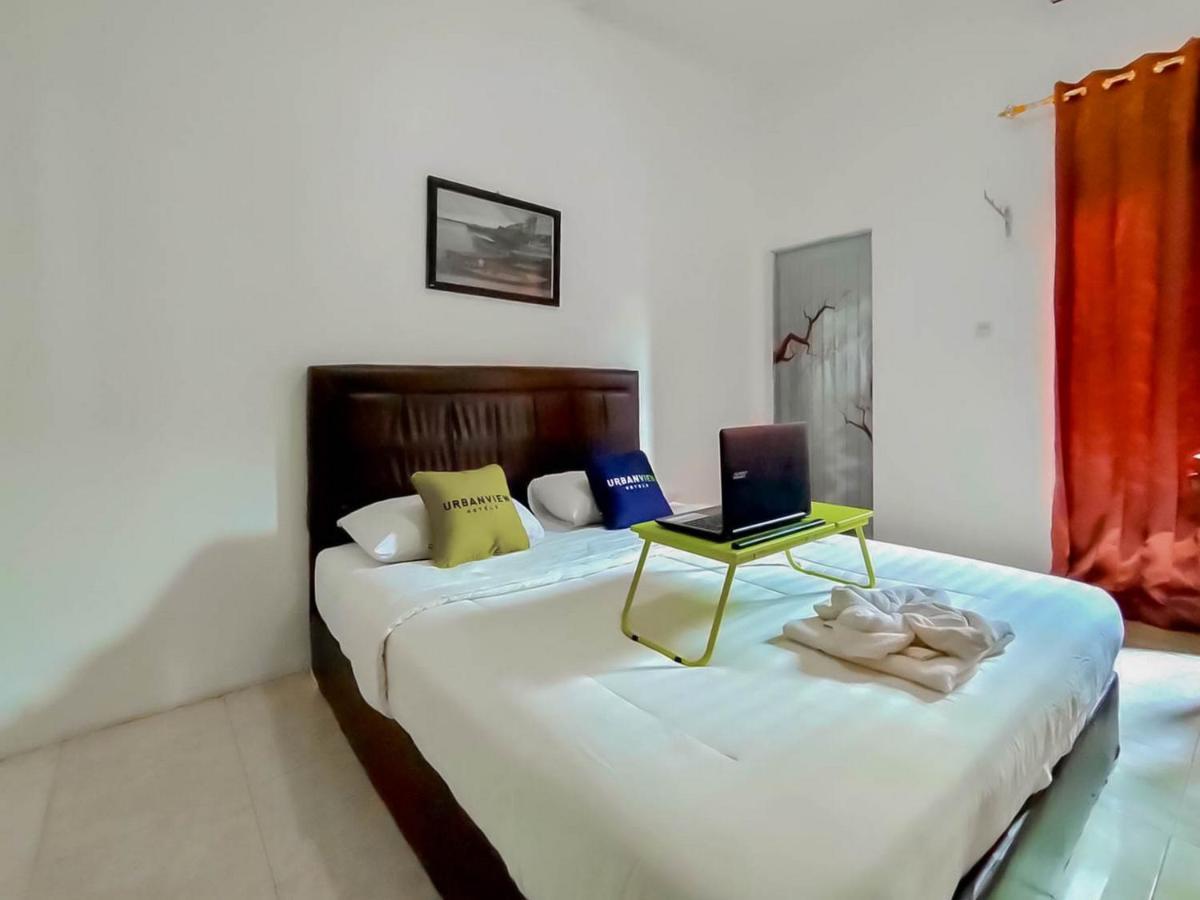 Urbanview Hotel Bagoes Sintang By Reddoorz Exterior photo