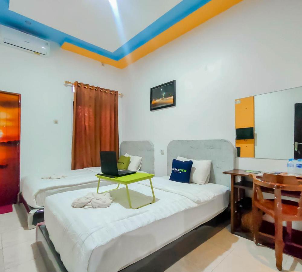 Urbanview Hotel Bagoes Sintang By Reddoorz Exterior photo