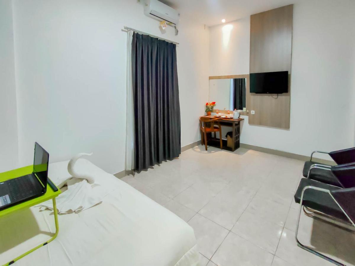 Urbanview Hotel Bagoes Sintang By Reddoorz Exterior photo