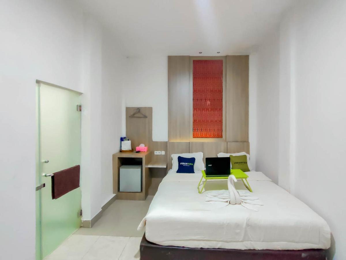 Urbanview Hotel Bagoes Sintang By Reddoorz Exterior photo