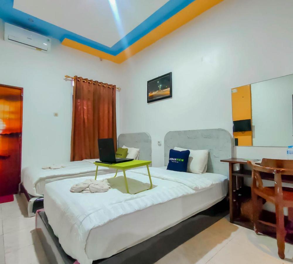 Urbanview Hotel Bagoes Sintang By Reddoorz Exterior photo